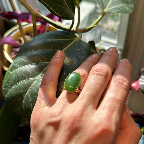 Vintage Green Oval Jade Ring in 18K Gold - Picture 9 of 9